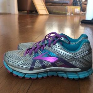 Brooks GTS 17 running shoes used W10